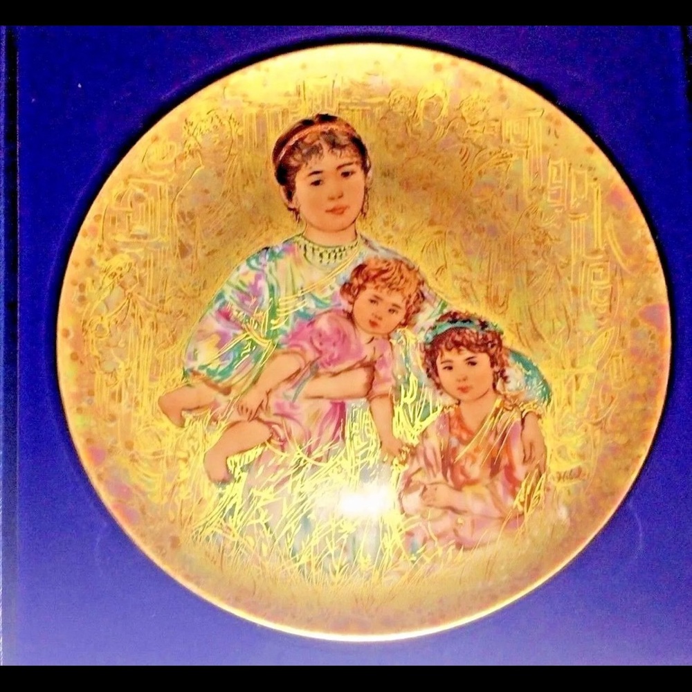Lovely New Edna Hibel Cornelia & Her Jewels Plate Gold Plate #G-1728